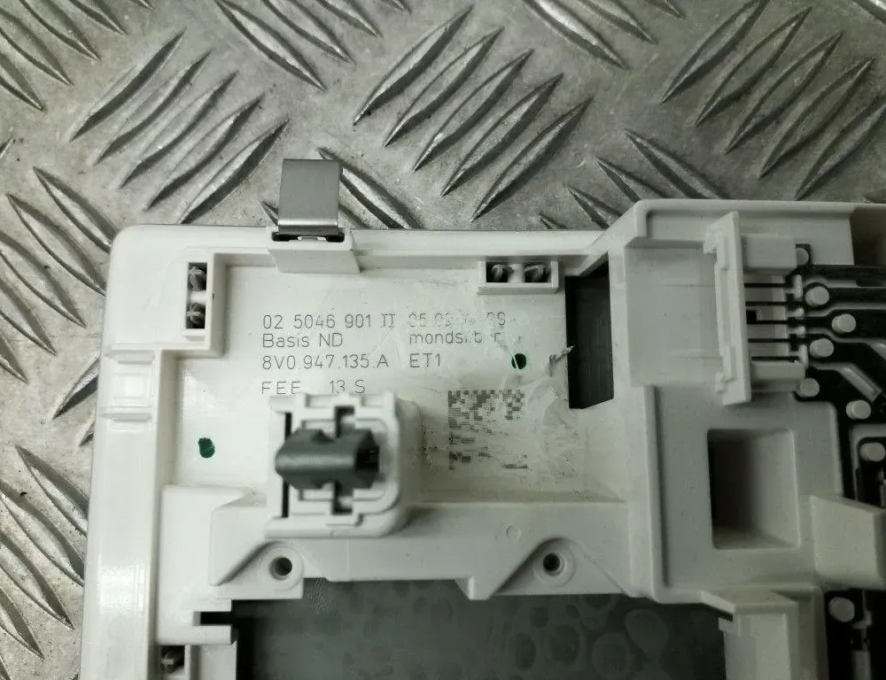 AUDI A3 8V (2012-2020) L'éclairage intérieur 8V0947135A 34721528