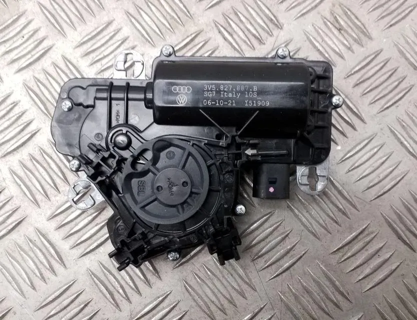 SKODA Superb 3 generation (2015-2023) Moteur de fermeture en douceur du coffre du hayon arrière 3V5827887B 34745529