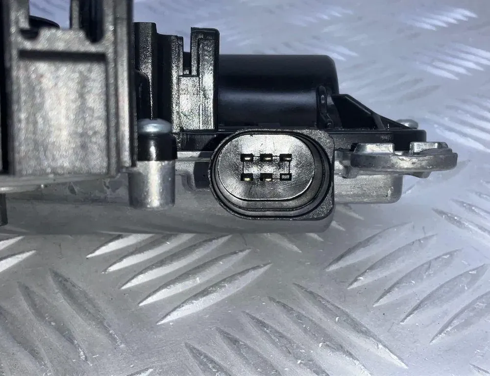 AUDI A4 B9/8W (2015-2024) Moteur de fermeture en douceur du coffre du hayon arrière 3V5827887B 34715131