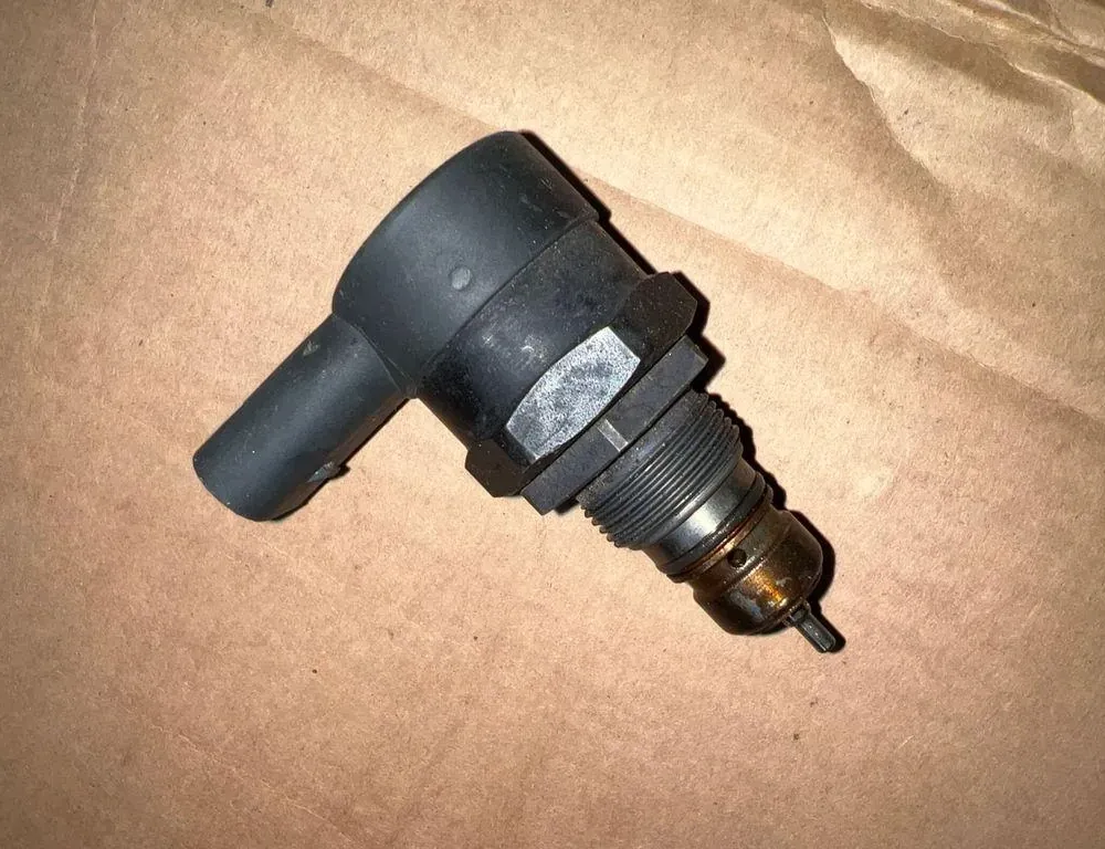 BMW 5 Series E60/E61 (2003-2010) Régulateur de pression de carburant 0281002738 33760916