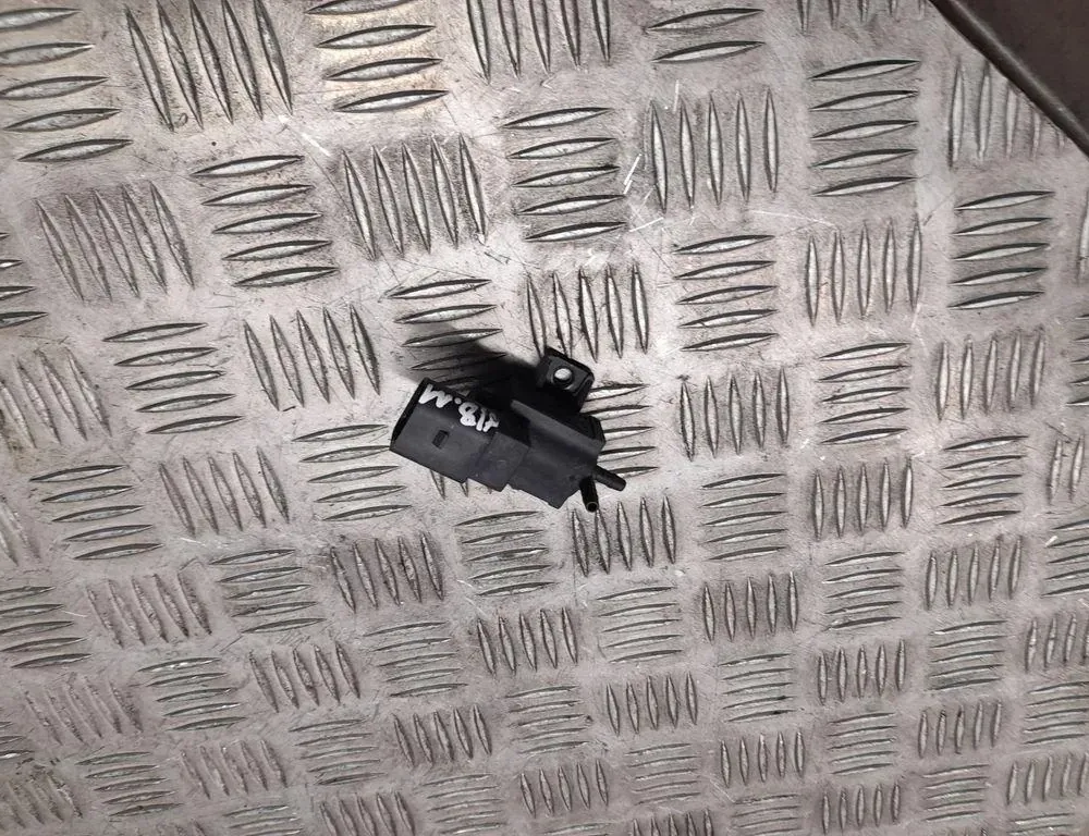 AUDI A8 D2/4D (1994-2002) Électrovanne 037906283D 33433208