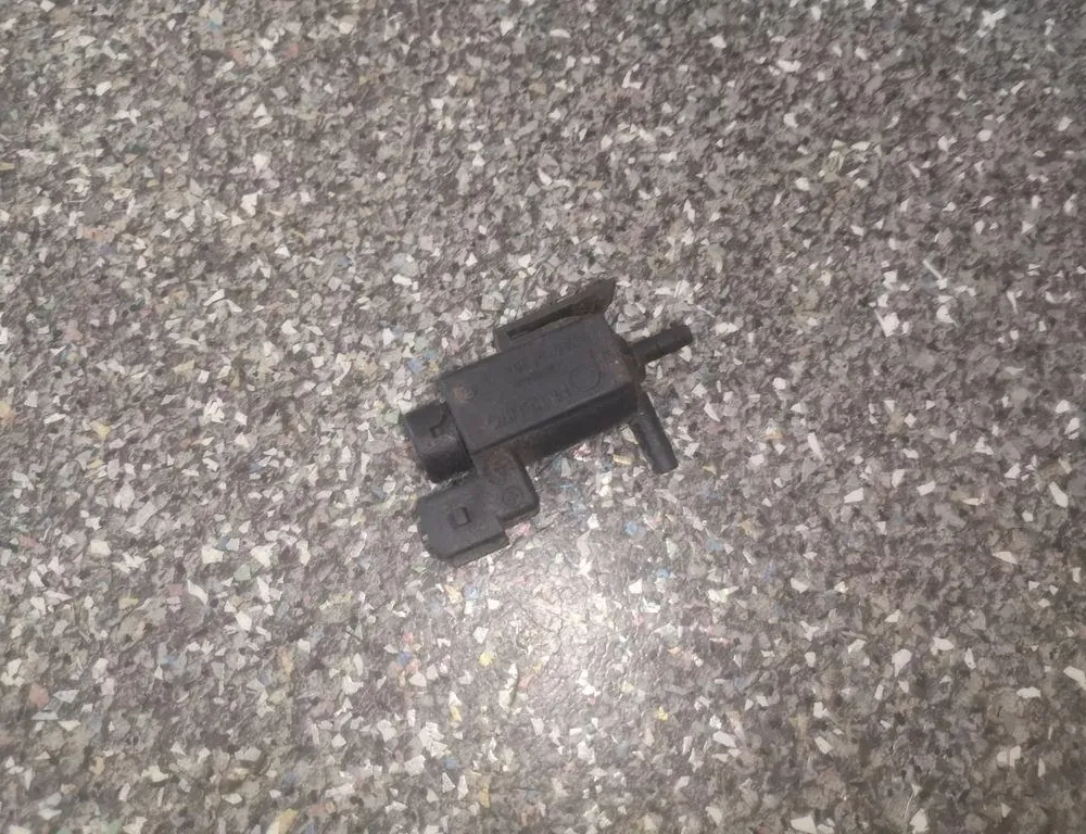 VOLVO V70 2 generation (2000-2008) Électrovanne 30611668 33852241