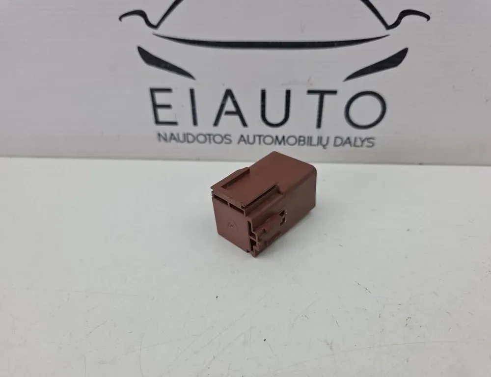 PEUGEOT 2008 2 generation (2019-2023) Relais du ventilateur de refroidissement 17325003001 33948599