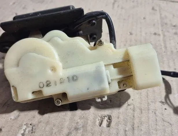 MAZDA MPV LW (1999-2006) Verrouillage du coffre du hayon 021210 31506126