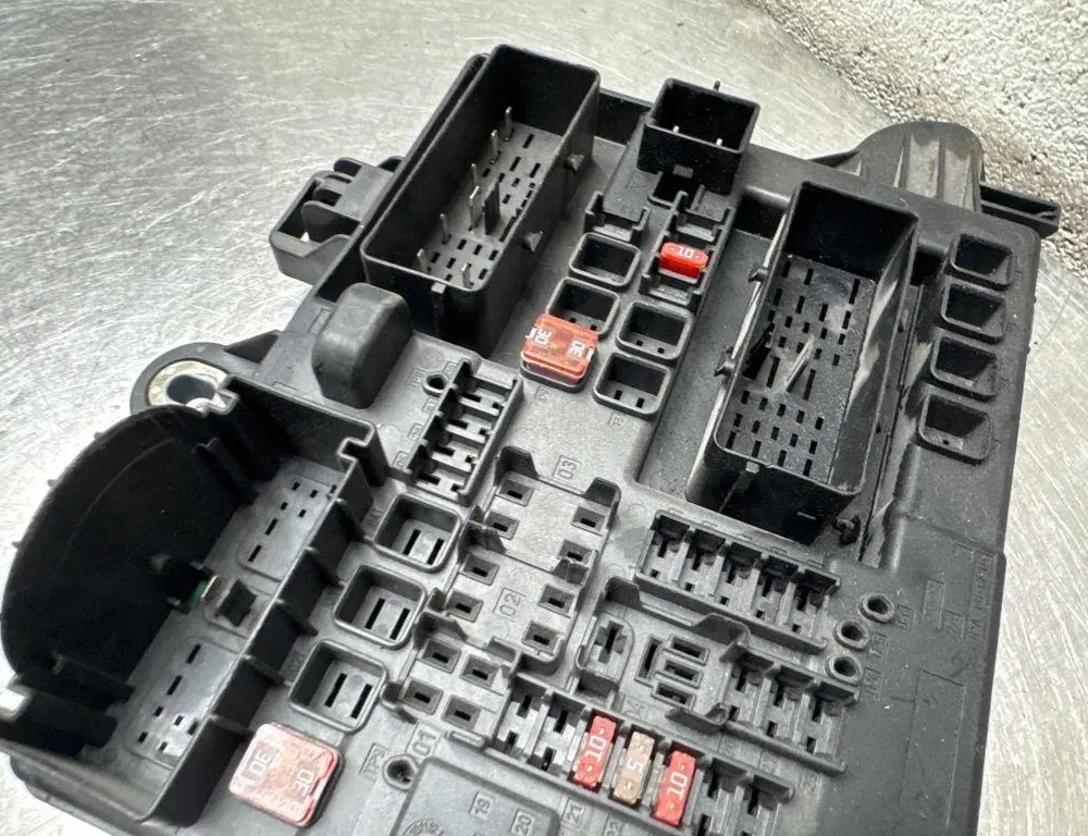 OPEL Insignia A (2008-2016) Boîte à fusibles 22737768 34477985