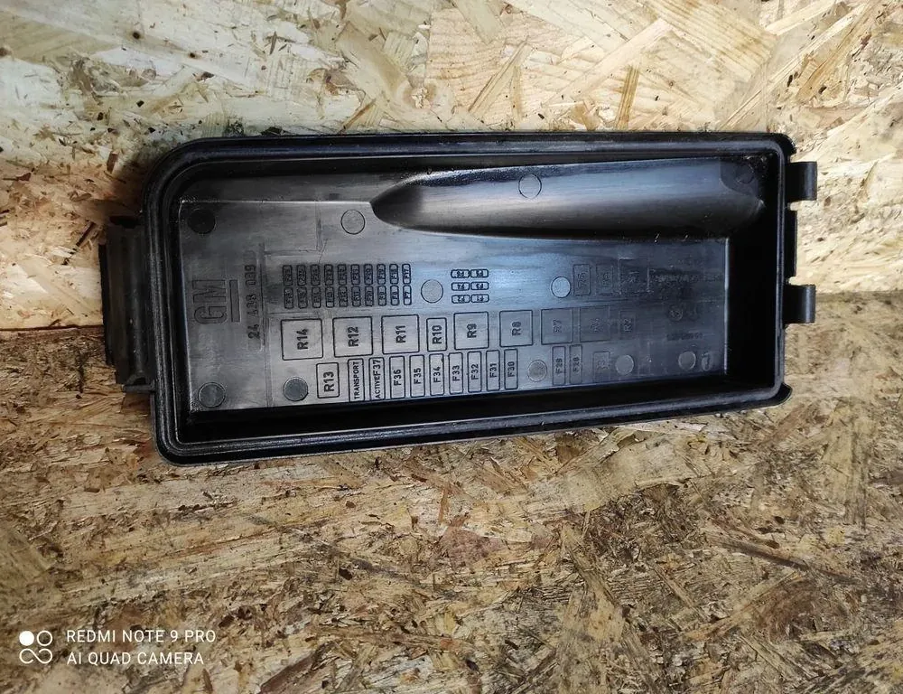 CADILLAC BLS 1 generation (2006-2009) Couvercle de la boîte à fusibles 24438039 34671111