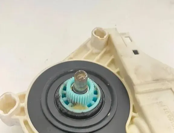 AUDI A6 C6/4F (2004-2011) Moteur de commande de vitre de porte arrière droite 8K0959802A 34876649