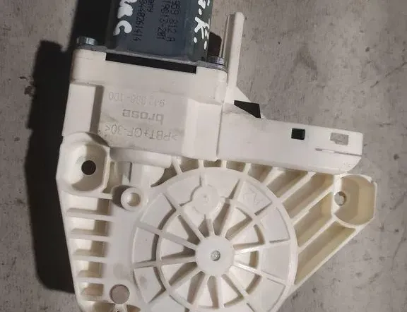 VOLKSWAGEN Touareg 2 generation (2010-2018) Moteur de commande de vitre de porte arrière gauche 8K0959812A 34885247