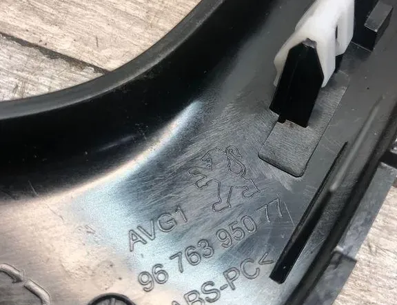 PEUGEOT 208 Peugeot 208 (2012-2015) Autres pièces de garniture 9676395077 34972549