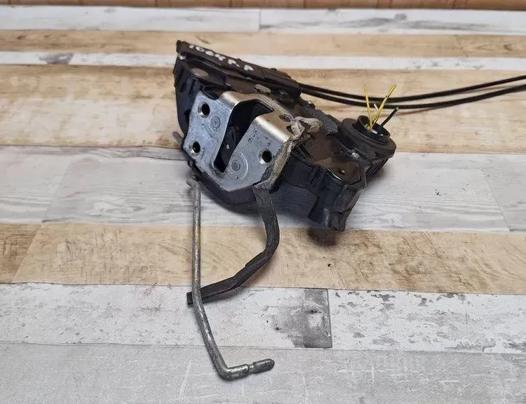 TOYOTA Prius C 1 generation (2012-2023) Serrure de porte avant droite 33997835