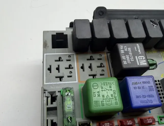 OPEL Zafira A (1999-2003) Boîte à fusibles 24412497 34496285