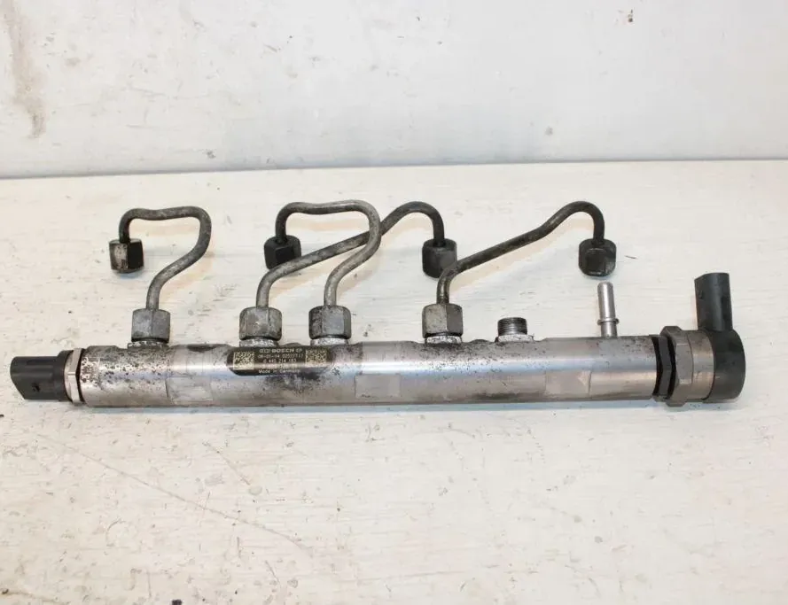 BMW 3 Series E90/E91/E92/E93 (2004-2013) Rampe de carburant 0281002870,7809128 33299162
