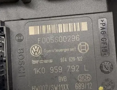 VOLKSWAGEN Touran 1 generation (2003-2015) Moteur de commande de vitre de porte avant droite 1K0959792L,F005S00296,1K0959702P 23929177