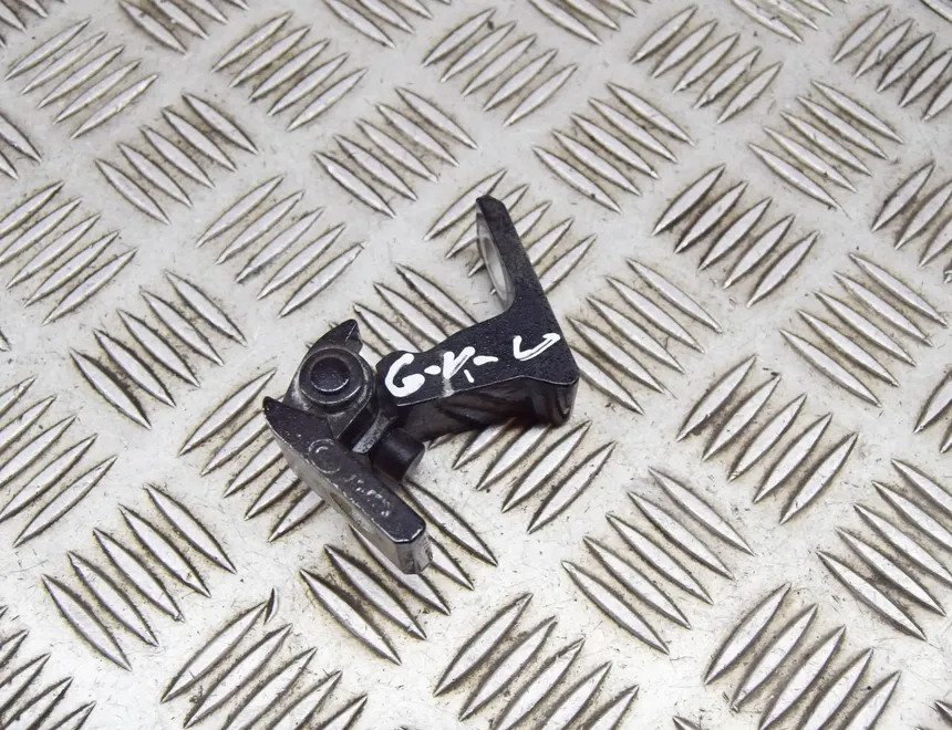 SKODA Kamiq 1 generation (2019-2023) Charnière de porte arrière gauche 8X0831403E 21615228