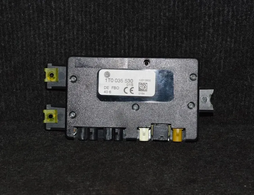 VOLKSWAGEN Touareg 1 generation (2002-2010) Amplificateur d'antenne du couvercle de coffre 1T0035530 30732477