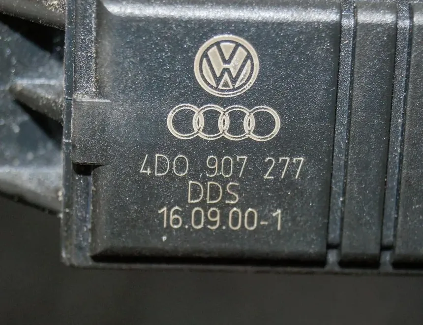 AUDI A8 D2/4D (1994-2002) Amplificateur d'antenne du couvercle de coffre 4D0907277 2973992