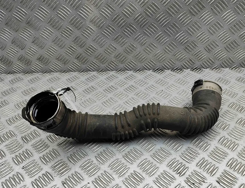 MERCEDES-BENZ CLA-Class C117 (2013-2016) Tuyau de refroidisseur intermédiaire côté droit A2465200101 32575334