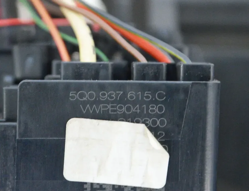 VOLKSWAGEN Golf 7 generation (2012-2024) Boîte à fusibles 5Q0937615C 3398537