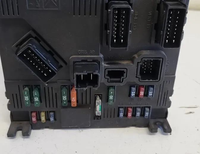 PEUGEOT 206 1 generation (1998-2009) Boîte à fusibles S118085220C 34496572