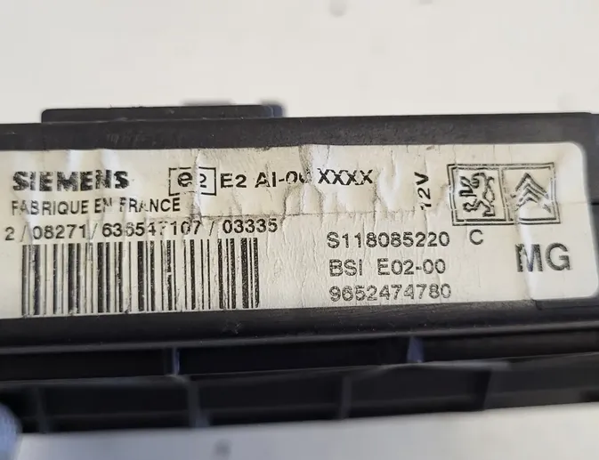 PEUGEOT 206 1 generation (1998-2009) Boîte à fusibles S118085220C 34496572