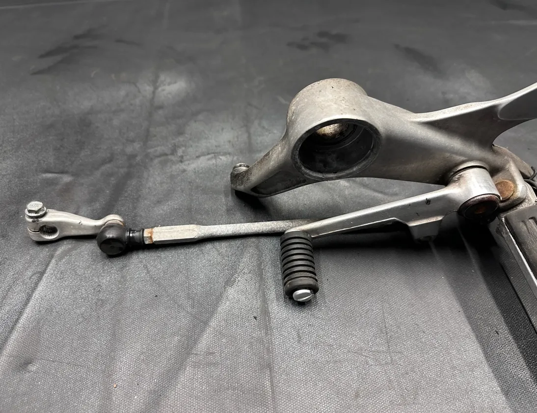 HONDA VTR Support de repose-pieds latéral avant gauche MBB-M-L 34511224