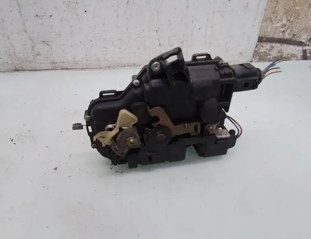 VOLKSWAGEN Bora 1 generation (1998-2005) Serrure de porte arrière gauche 35094787