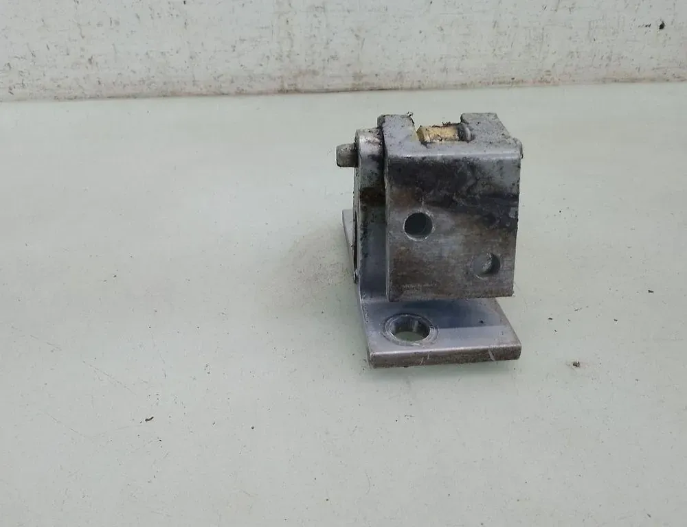 AUDI A8 D2/4D (1994-2002) Charnière de porte avant gauche 4D0881401 35073557