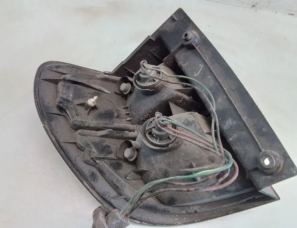 MAZDA 626 GF (1997-2002) Feu arrière droit 35089886