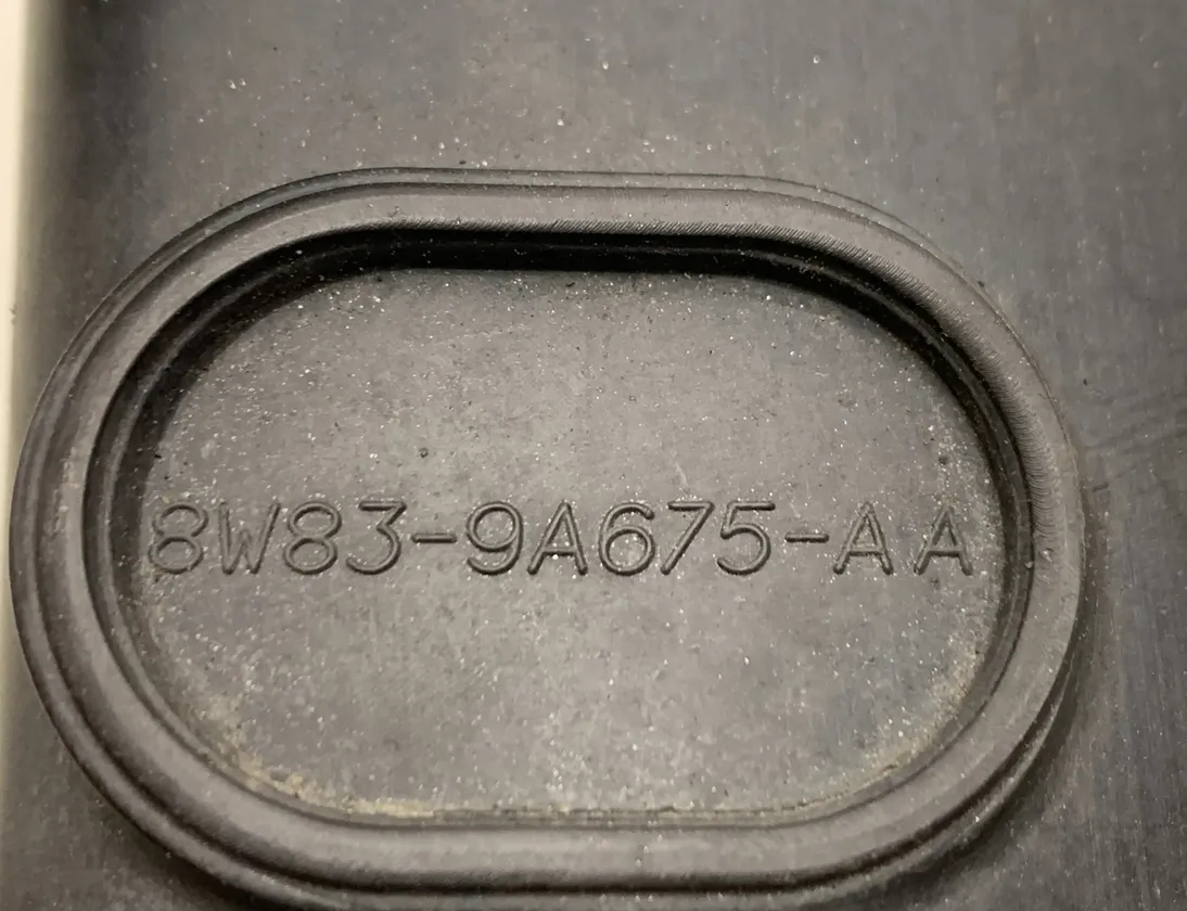 JAGUAR XK X150  (2005-2014) Partie du conduit d'admission d'air 8W839A675BA,8W83-9A675-AA 31382554