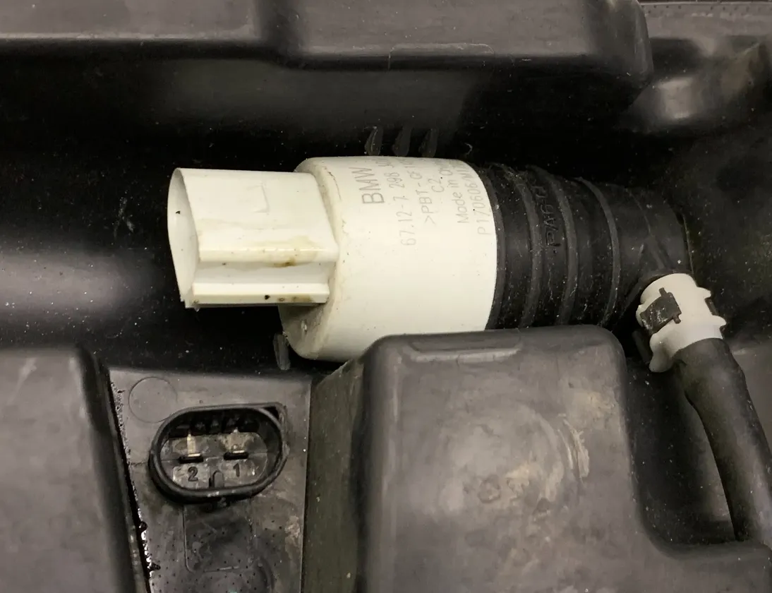 BMW 5 Series G30/G31 (2016-2023) Réservoir de lave-vitre 10543512,7377035 34496705