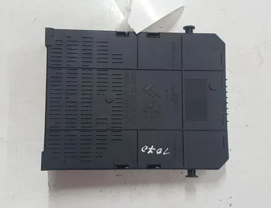 PEUGEOT 3008 1 generation (2010-2016) Boîte à fusibles 281164872,281197595 27077167