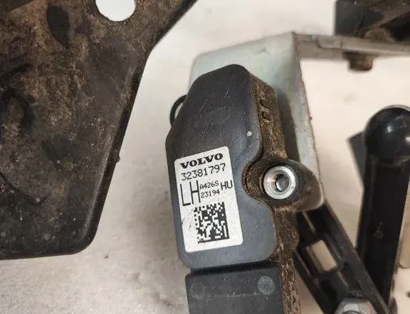 VOLVO XC90 1 generation (2002-2014) Capteur de niveau avant gauche 31406563,32381797 30652413