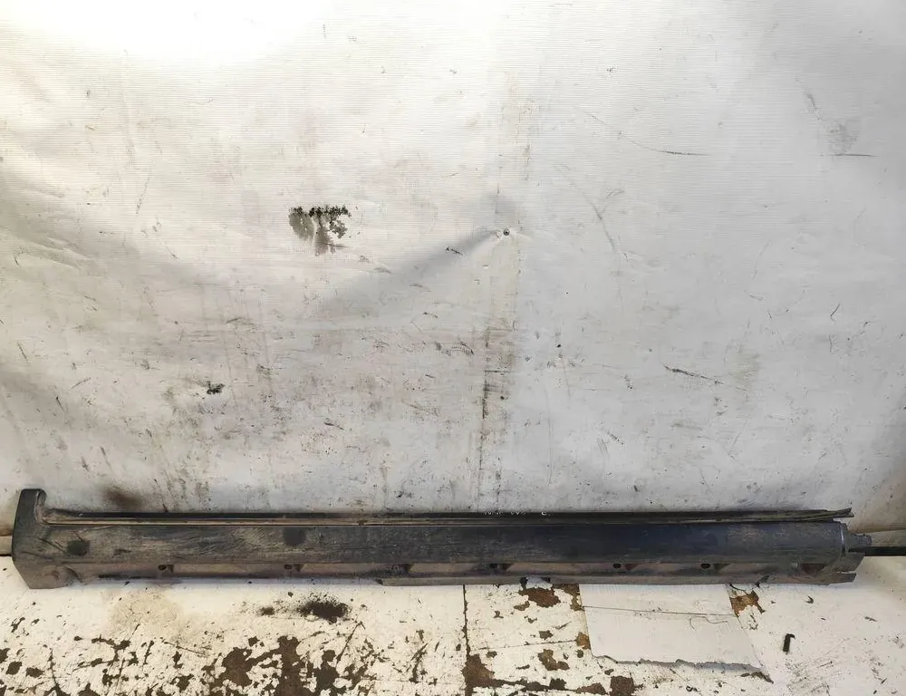 VOLVO V70 2 generation (2000-2008) Cache jupe latérale en plastique côté droit 34651333