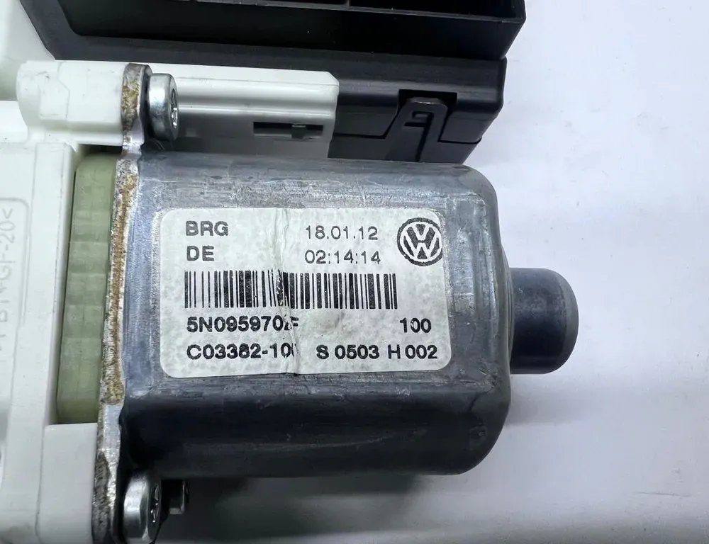 VOLKSWAGEN Tiguan 1 generation (2007-2017) Moteur de commande de vitre de porte avant droite 5N0959702,S0503H002,C0338210 34760264
