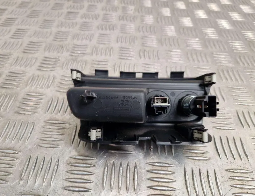 PEUGEOT 208 Peugeot 208 (2012-2015) USB 9674655277 31979998