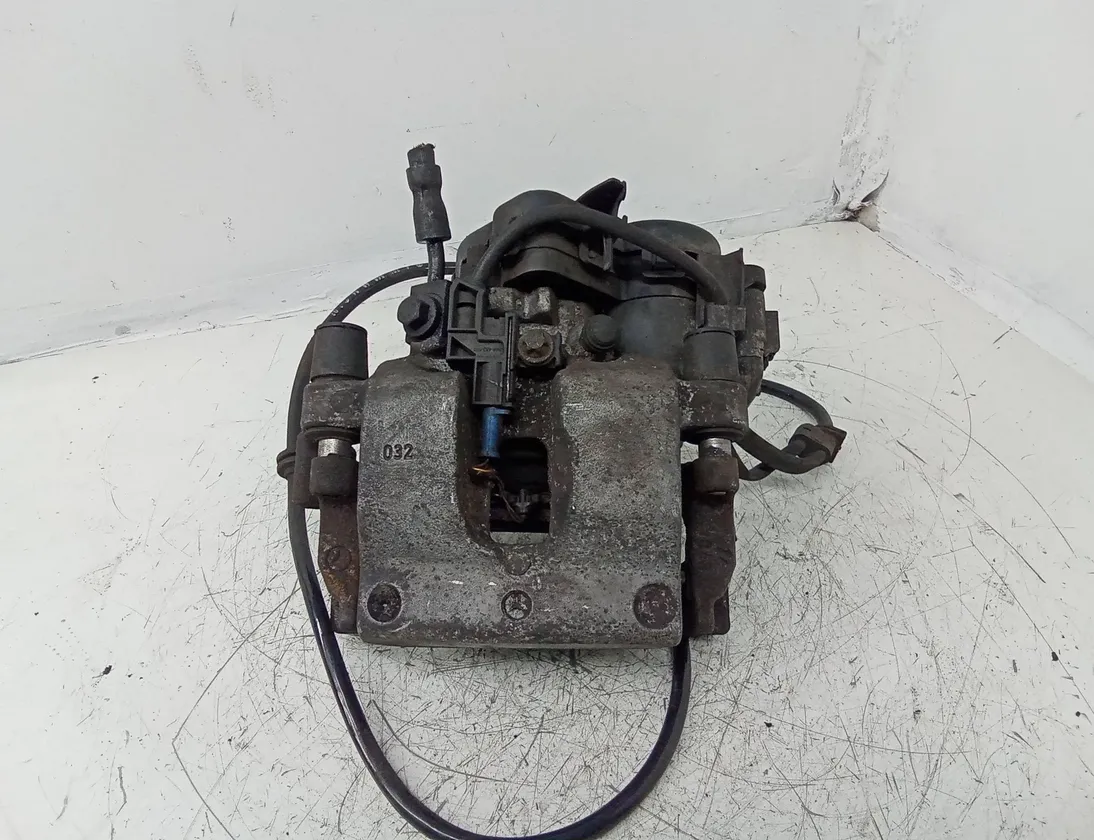 MERCEDES-BENZ C-Class W205/S205/C205 (2014-2023) Étrier de frein arrière droit A2054232098 28688862