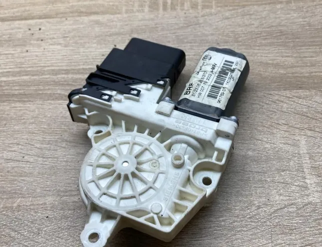 VOLKSWAGEN Golf 1 generation (1974-1993) Moteur de commande de vitre de porte arrière gauche 1K0959704AL,1K0959795AA 34456989