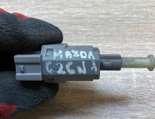 MAZDA 626 GE (1991-1997) Interrupteur de lumière de frein GA2C6649Y 34359316