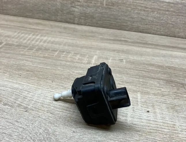 AUDI A6 C4/4A (1994-1997) Moteur de mise à niveau des phares 00728232 34294300