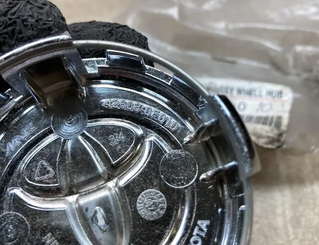 TOYOTA Corolla Verso 1 generation (2001-2009) Enjoliveurs 426030F010 34441111