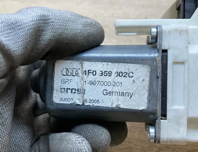 AUDI A6 C4/4A (1994-1997) Moteur de lève-vitre de porte avant gauche 4F0959802C 34456907