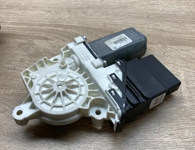 VOLKSWAGEN Golf 1 generation (1974-1993) Moteur de commande de vitre de porte arrière gauche 1K0959704F,993425200 34452362