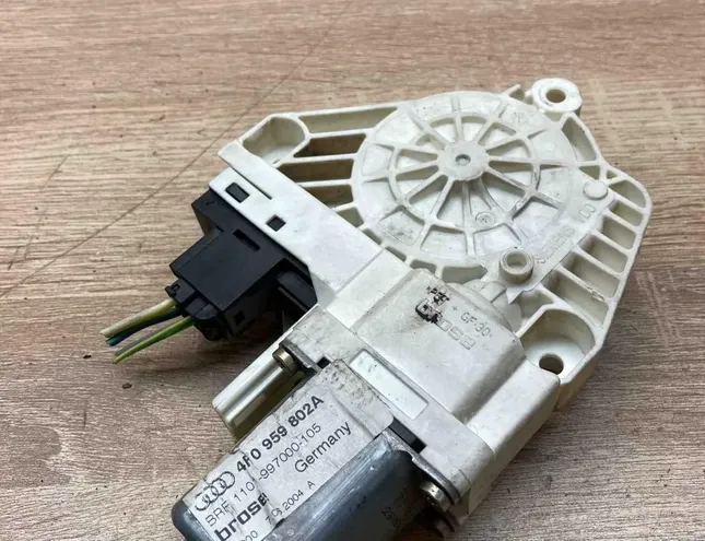AUDI A6 C4/4A (1994-1997) Moteur de commande de vitre de porte arrière gauche 4F0959802A 34368183