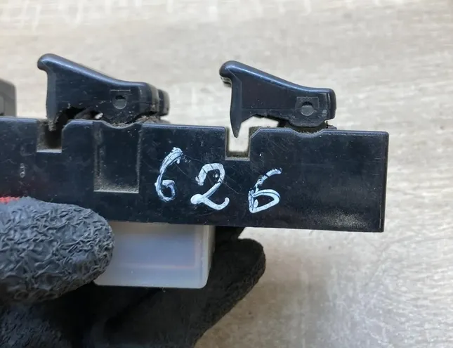 MAZDA 626 GE (1991-1997) Commutateurs de commande de vitre de porte arrière gauche HG3066350 34434367