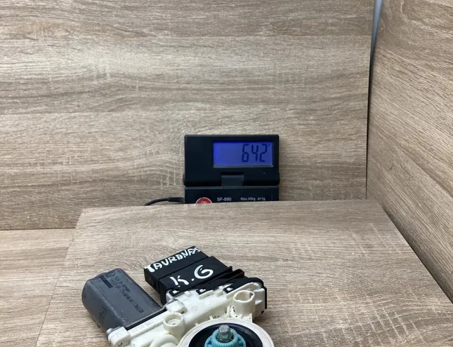 VOLKSWAGEN Golf 1 generation (1974-1993) Moteur de commande de vitre de porte arrière gauche 1K0959704AL,1K0959795AA 34456989