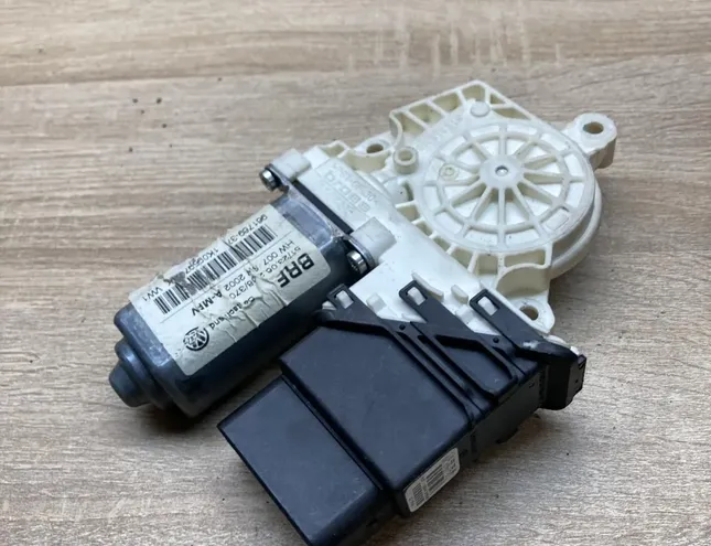 VOLKSWAGEN Golf 1 generation (1974-1993) Moteur de commande de vitre de porte arrière gauche 1K0959704AL,1K0959795AA 34456989