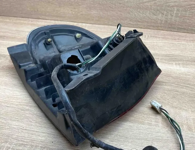MAZDA 626 GE (1991-1997) Feu arrière de hayon côté gauche 0431392 34383107