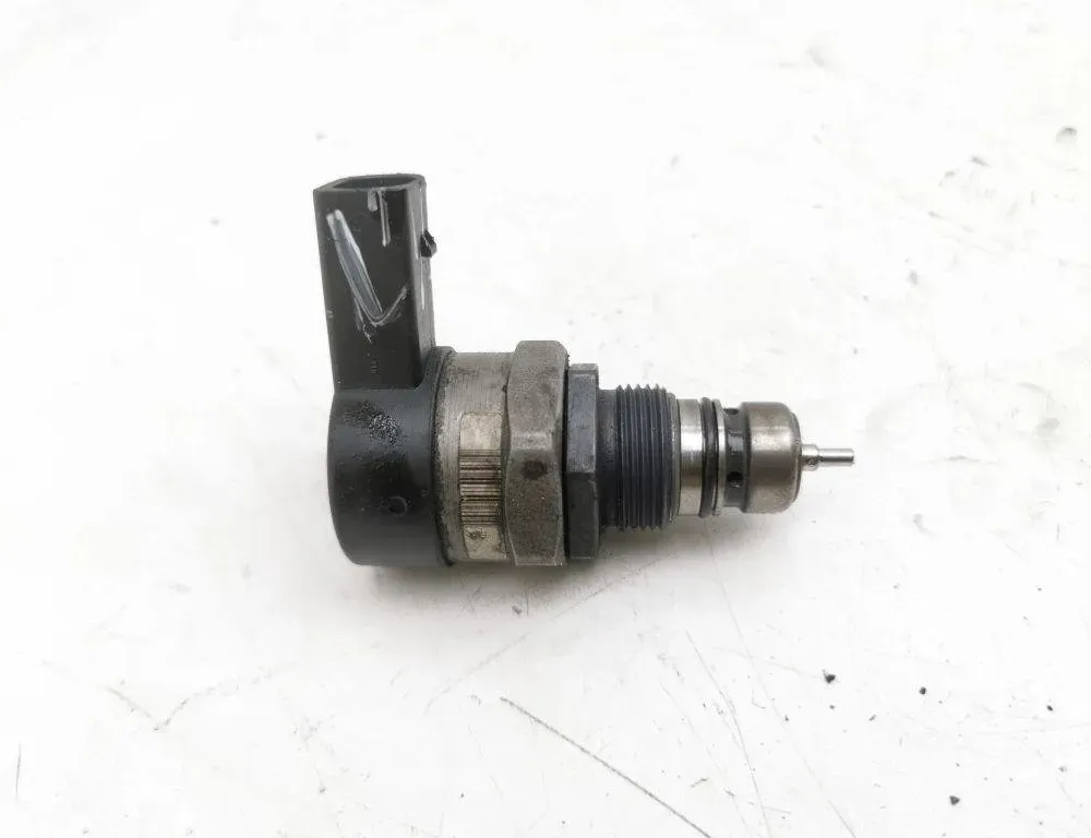 BMW 5 Series E60/E61 (2003-2010) Régulateur de pression de carburant 0281002481 31178652