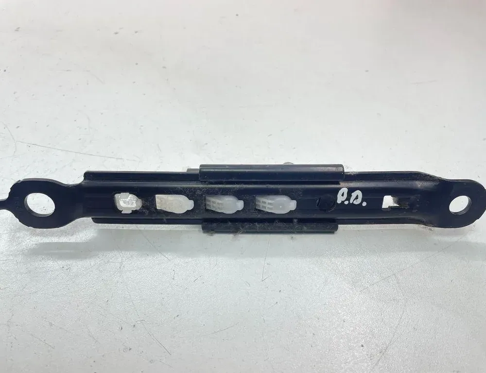 TOYOTA RAV4 3 generation (XA30) (2005-2012) Réglage de la hauteur de la ceinture de sécurité avant droite E563003 34809786