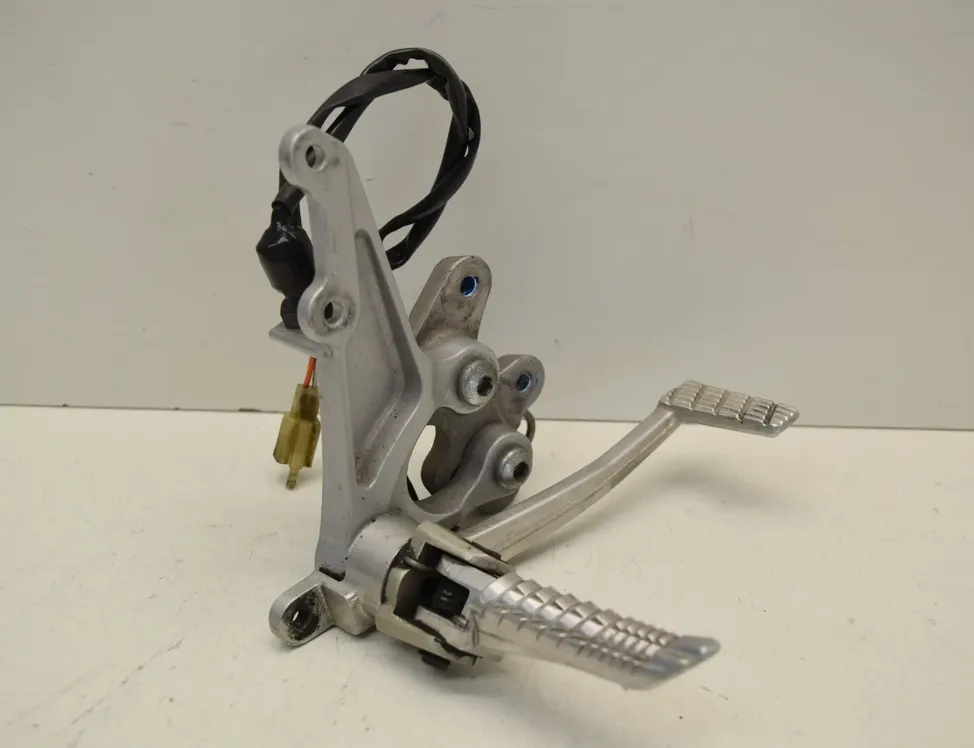 SUZUKI GSX-R Ensemble de suspension de repose-pieds du côté droit 34849774